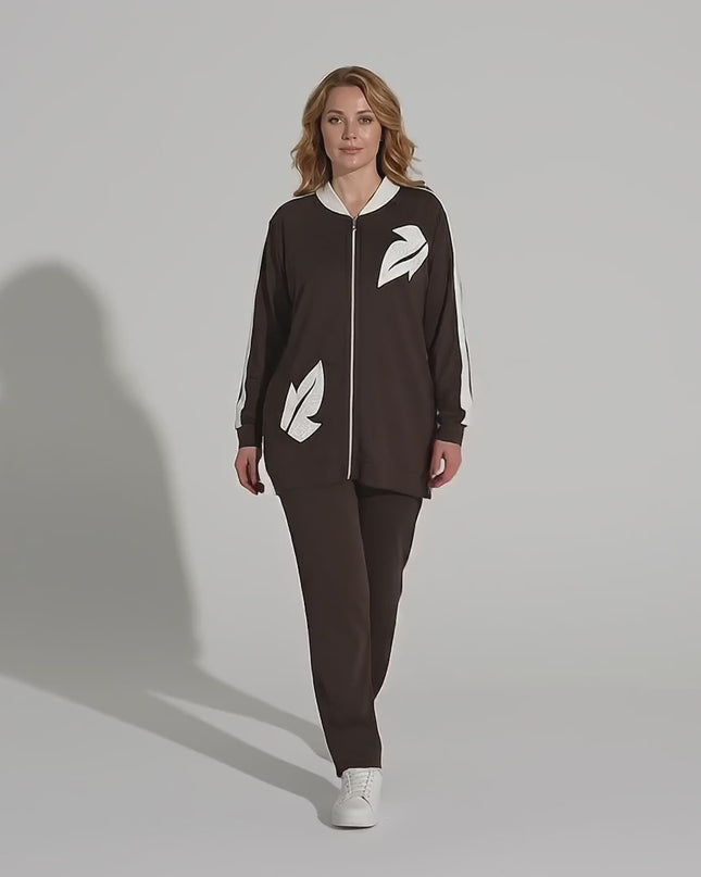 Ένα γυναικείο μοντέλο περπατάει αργά προς την κάμερα σε περιβάλλον στούντιο φορώντας το Καφέ καθημερινό γυναικείο σετ δύο τεμαχίων σε μεγάλα μεγέθη