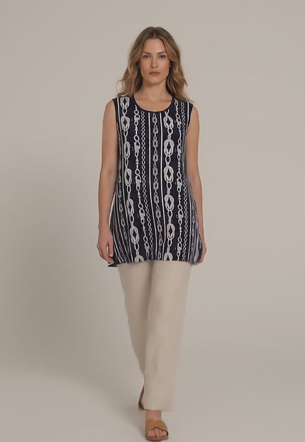 Ένα plus-size γυναικείο μοντέλο περπατάει αργά προς την κάμερα σε περιβάλλον στούντιο με ουδέτερο φόντο, φορώντας το Σκούρο Μπλε Καθημερινό Τοπ Μεγάλα Μεγέθη με Ναυτικό Print