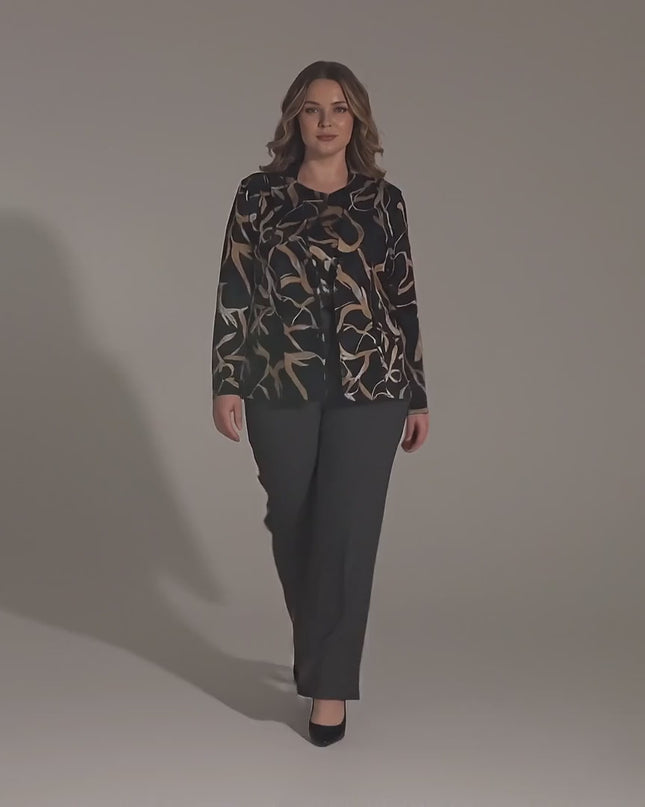 Βίντεο παρουσίασης σε περιβάλλον στούντιο όπου ένα plus-size γυναικείο μοντέλο περπατά αργά προς την κάμερα μπροστά από ουδέτερο φόντο φορώντας το Κομψό μαύρο σακάκι μεγάλα μεγέθη με αφηρημένο σχέδιο