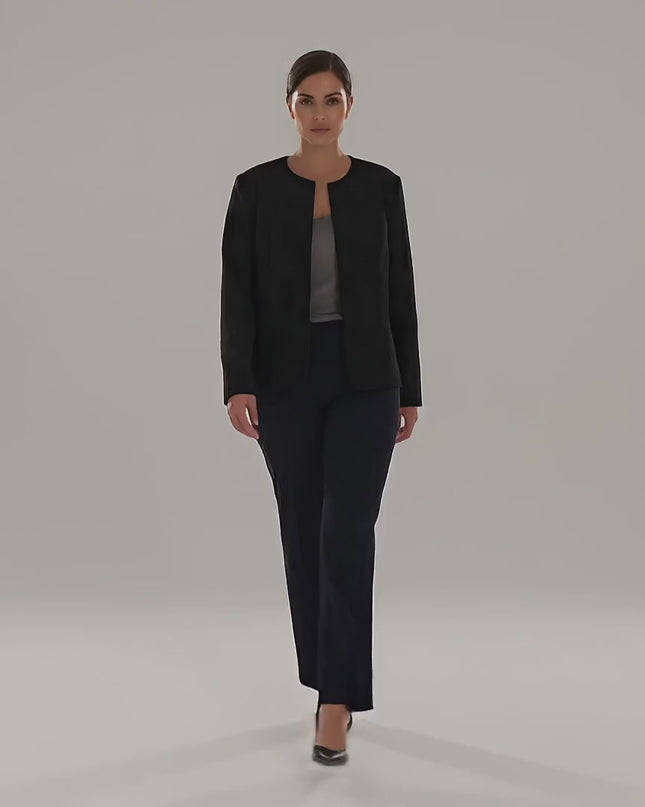 Βίντεο παρουσίασης σε περιβάλλον στούντιο με ουδέτερο φόντο όπου ένα plus size μοντέλο περπατάει αργά προς την κάμερα φορώντας το Επίσημο μαύρο σακάκι σε μεγάλα μεγέθη με εντυπωσιακή ανάγλυφη υφή