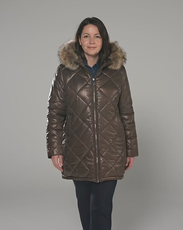 Βίντεο παρουσίασης σε στούντιο με ουδέτερο φόντο όπου ένα plus size γυναικείο μοντέλο περπατάει αργά προς την κάμερα φορώντας το 3XL-8XL Καφέ μπουφάν με γούνα από ασημί αλεπού