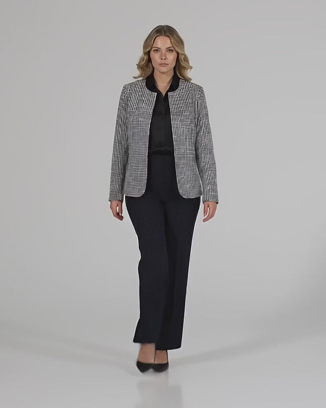 Βίντεο παρουσίασης σε περιβάλλον στούντιο με ουδέτερο φόντο όπου ένα γυναικείο μοντέλο περπατά αργά προς την κάμερα φορώντας το Επίσημο ελαστικό σακάκι πιέ ντε πουλ χωρίς κούμπωμα σε μεγάλα μεγέθη