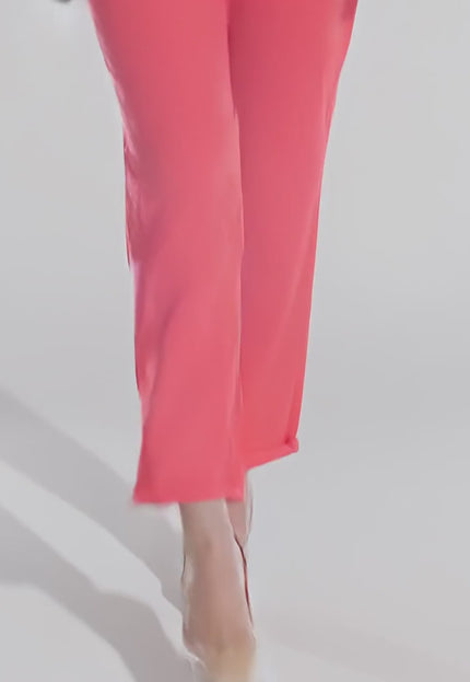 Ένα plus-size γυναικείο μοντέλο περπατάει αργά προς την κάμερα σε περιβάλλον στούντιο με ουδέτερο φόντο, φορώντας Κοραλί λινό παντελόνι με τσέπες και κορδόνι σε μεγάλα μεγέθη
