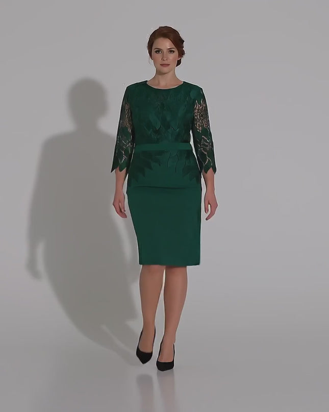 Βίντεο παρουσίασης σε περιβάλλον στούντιο όπου ένα plus-size γυναικείο μοντέλο περπατάει αργά προς την κάμερα φορώντας το Επίσημο λαδί φόρεμα με δαντέλα μεγάλα μεγέθη