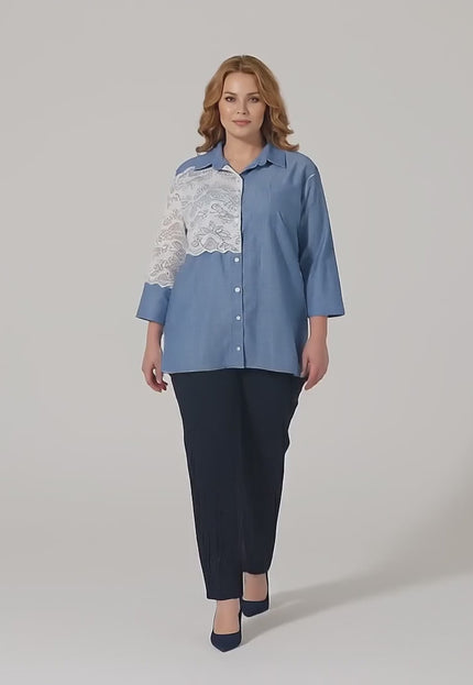 Ένα plus-size μοντέλο περπατάει αργά προς την κάμερα σε περιβάλλον στούντιο με ουδέτερο φόντο, φορώντας το προϊόν Κομψή μπλε λινή πουκαμίσα με δαντέλα και μανίκι 7/8