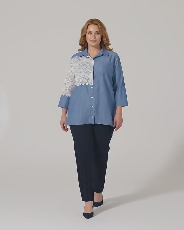 Ένα plus-size μοντέλο περπατάει αργά προς την κάμερα σε περιβάλλον στούντιο με ουδέτερο φόντο, φορώντας το προϊόν Κομψή μπλε λινή πουκαμίσα με δαντέλα και μανίκι 7/8