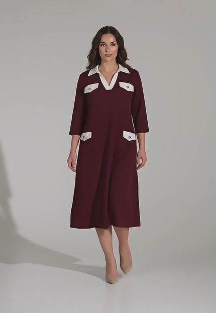 Βίντεο παρουσίασης σε στούντιο όπου ένα plus size γυναικείο μοντέλο περπατάει αργά προς την κάμερα φορώντας το προϊόν Επίσημο εβαζέ φόρεμα μεγάλα μεγέθη σε μπορντό χρώμα