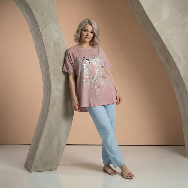 Γυναίκα φοράει ροζ τουνίκα σε στούντιο για προωθητικό banner προσφορών