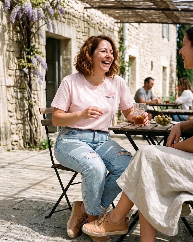 Ροζ βαμβακερό γυναικείο t-shirt με στάμπα σε μεγάλα μεγέθη, φορεμένο σε χαλαρή εξωτερική έξοδο, σε λήψη μέχρι τη μέση.