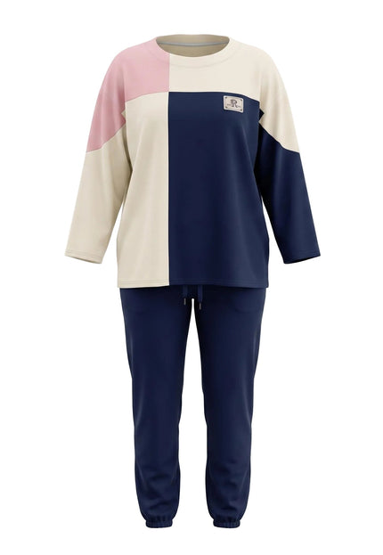 Γυναικείο σετ φόρμας plus size με τρίχρωμη colorblock μπλούζα και μπλε παντελόνι, ολόσωμη λήψη σε λευκό φόντο.