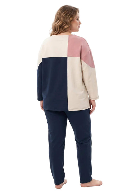 Πίσω όψη από plus size σετ με colorblock μπλούζα σε ροζ, κρεμ και μπλε χρώμα και ασορτί παντελόνι, σε ολόσωμη λήψη με λευκό φόντο.