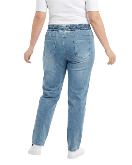 Сини макси дамски дънки с ластик и връзки от тенсел и памук, заснети в изглед отзад с акцент върху задните джобове и еластичната талия.