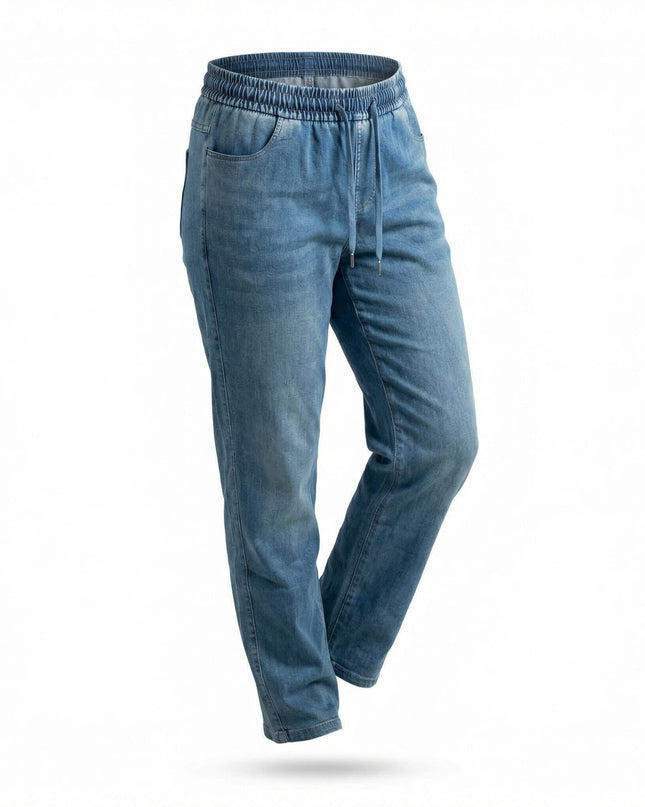 Сини макси дамски дънки от тенсел и памук с ластичен колан и връзки на талията, права кройка, заснети на бял фон.