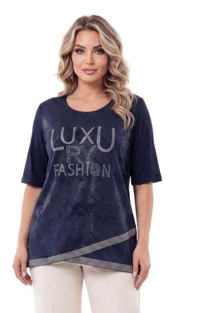 Σκούρα μπλε τουνίκ μεγάλα μεγέθη με στάμπα LUXURY FASHION από πέτρες και ασύμμετρο ριγέ τελείωμα, φωτογραφημένη σε λευκό φόντο.