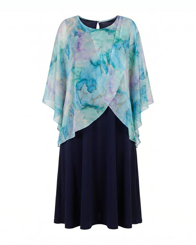 Σκούρο μπλε επίσημο φόρεμα σε μεγάλα μεγέθη, με ασύμμετρη αέρινη κάπα από σιφόν σε μπλε και μωβ αποχρώσεις. Λήψη της μπροστινής όψης σε λευκό φόντο.