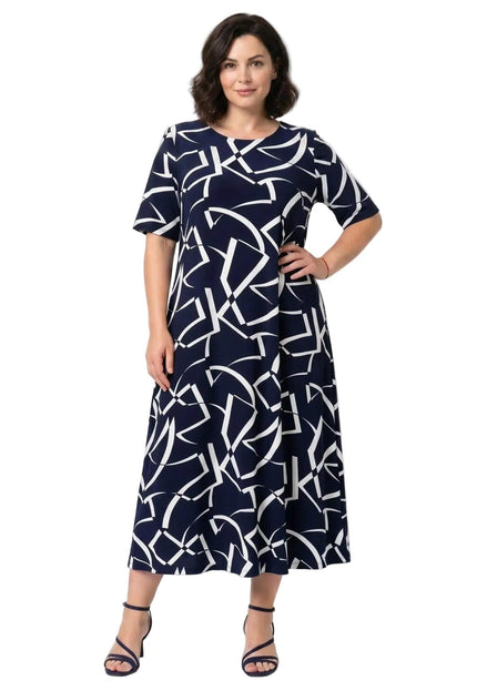 Σκούρο μπλε επίσημο μάξι φόρεμα plus size με εντυπωσιακό λευκό γεωμετρικό print και κοντά μανίκια. Ολόσωμη λήψη του ρούχου μπροστά σε λευκό φόντο.