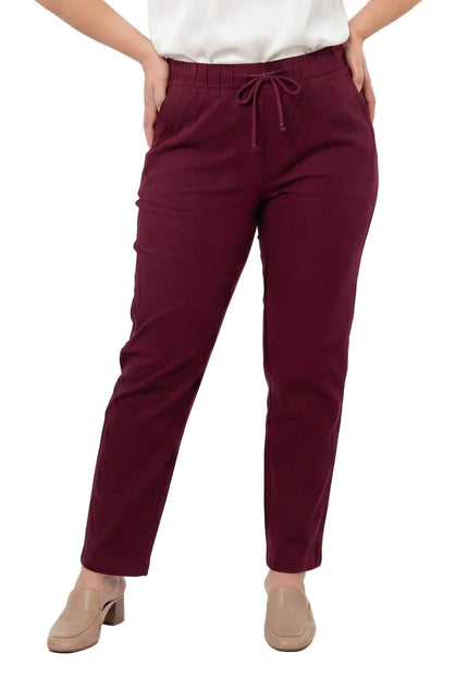 Μπορντό γυναικείο παντελόνι sporty chic σε ίσια γραμμή με λάστιχο και κορδόνι στη μέση, μπροστινή όψη σε λευκό φόντο, μεγάλα μεγέθη.