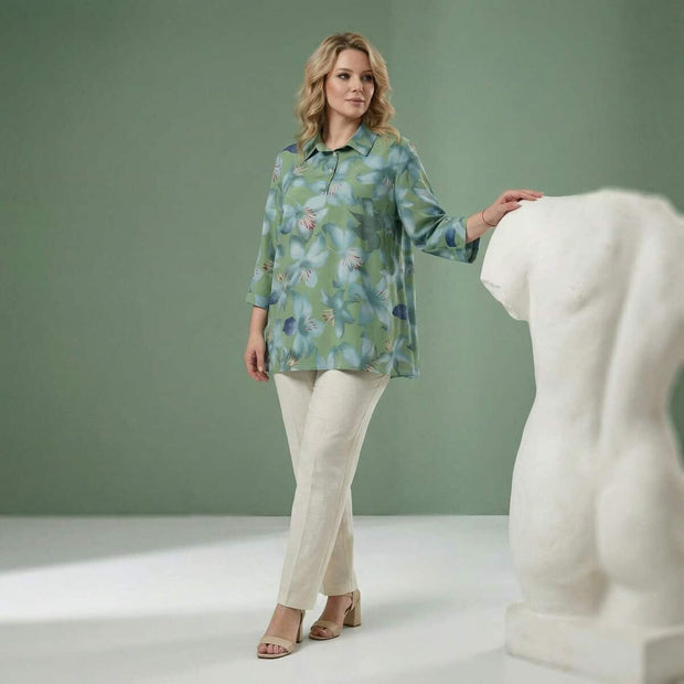 Γυναίκα φοράει πράσινη τουνίκα σε στούντιο για banner τελευταίων διαθέσιμων κομματιών