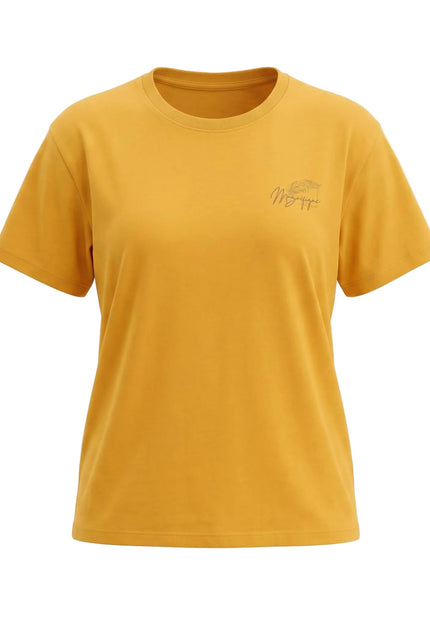 Μουσταρδί βαμβακερό γυναικείο t-shirt σε μεγάλα μεγέθη, με στρογγυλή λαιμόκοψη και διακριτικό σχέδιο στο στήθος, σε λευκό φόντο.