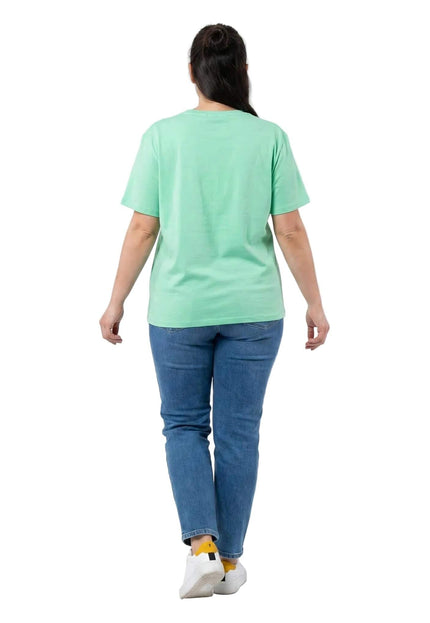 Βαμβακερό γυναικείο t-shirt μεγάλα μεγέθη σε χρώμα μέντας. Πίσω όψη του ρούχου φορεμένο από μοντέλο με τζιν, σε καθαρό λευκό φόντο.