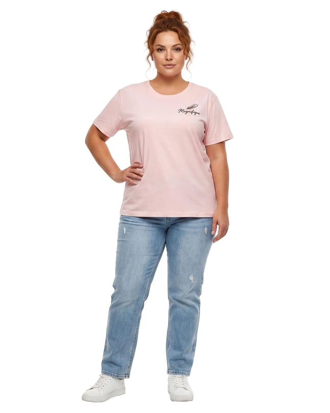 Ολόσωμη λήψη plus size γυναικείου t-shirt σε απαλό ροζ χρώμα, συνδυασμένο με τζιν παντελόνι σε λευκό φόντο.