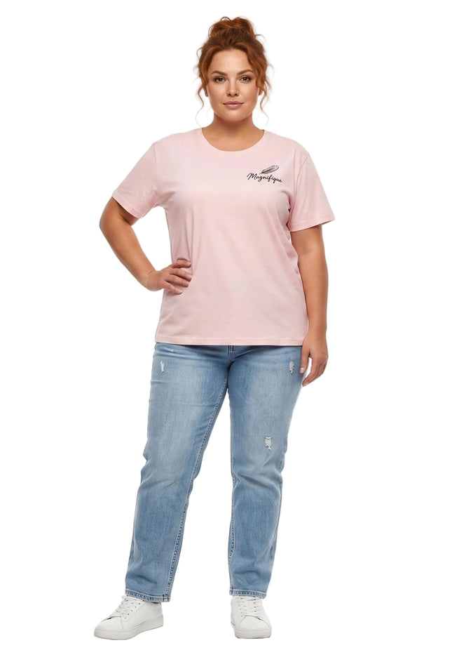 Ολόσωμη λήψη plus size γυναικείου t-shirt σε απαλό ροζ χρώμα, συνδυασμένο με τζιν παντελόνι σε λευκό φόντο.