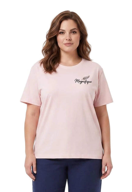 Γυναικείο βαμβακερό t-shirt σε ροζ χρώμα με διακριτική στάμπα 'Magnifique', σε μεγάλα μεγέθη, σε λευκό φόντο.