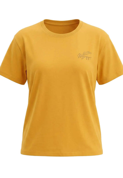 Κίτρινο μουσταρδί γυναικείο t-shirt σε μεγάλα μεγέθη με στρογγυλή λαιμόκοψη και τύπωμα στο στήθος, σε λευκό φόντο.