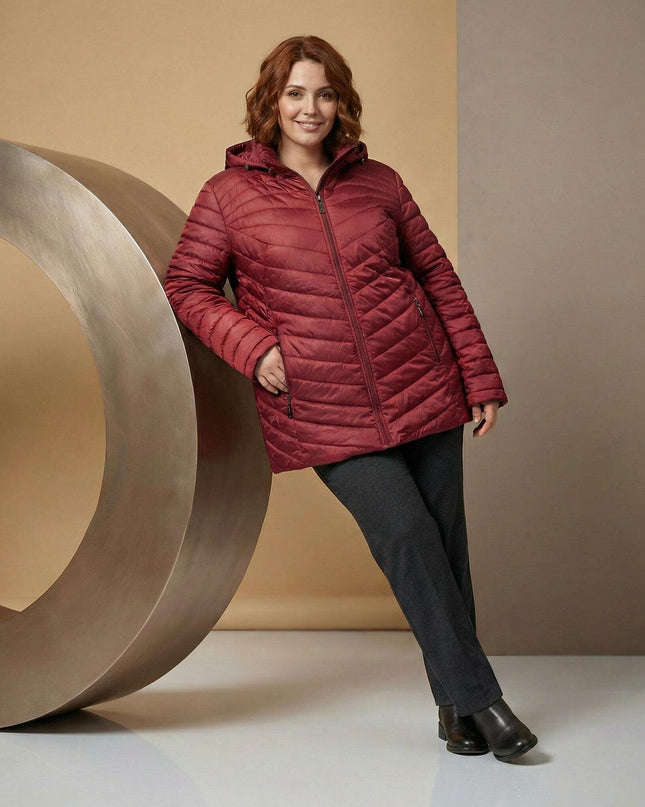 Зимно макси яке в цвят бордо с разкроена кройка, качулка и вълнообразно капитониране, представено в цял ръст върху модел.