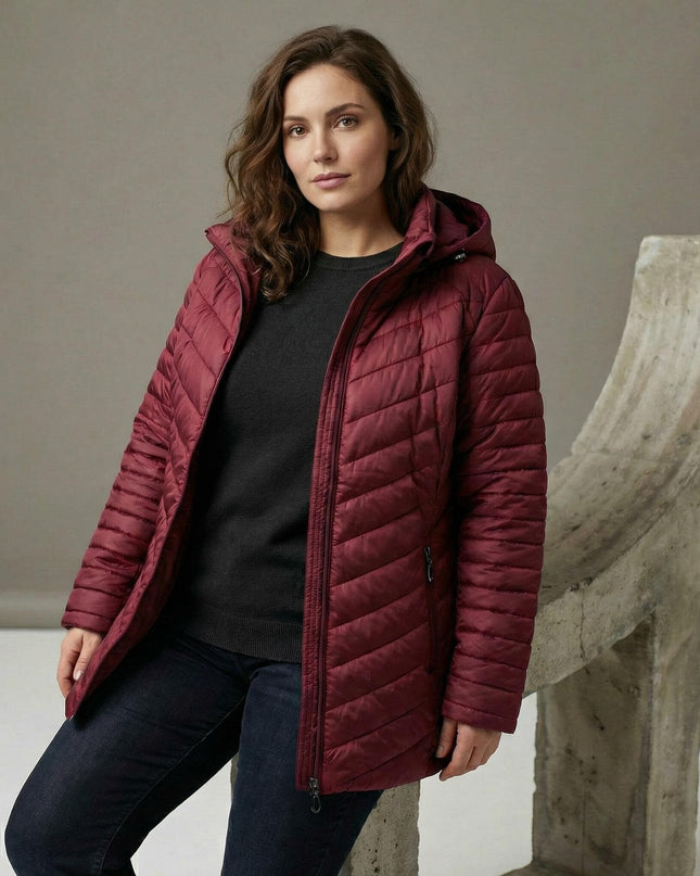 Зимно макси яке в бордо с разкроена кройка и вълнообразно капитониране, представено върху модел в 3/4 кадър.