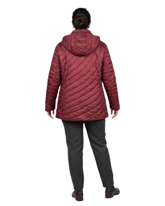 Зимно макси яке в бордо с разкроена кройка, вълнообразно капитониране и качулка, снимано отзад в цял ръст.