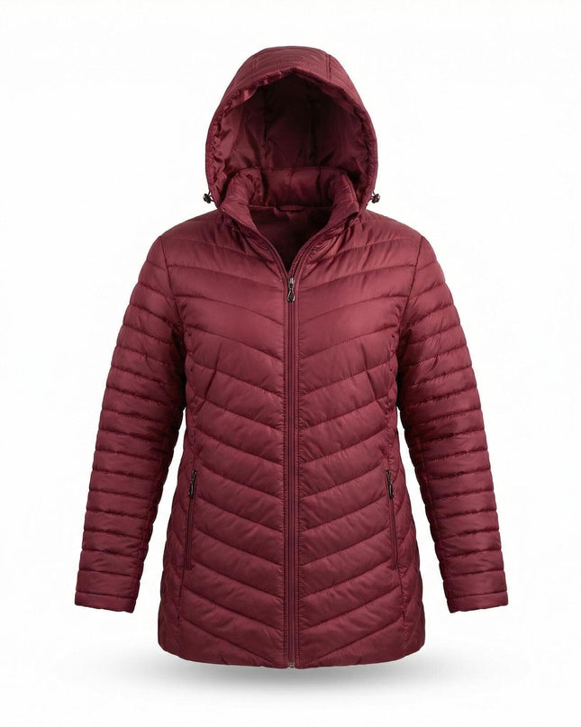Зимно макси яке в бордо с разкроена кройка, вълнообразно капитониране и сваляща се качулка, преден изглед на бял фон.